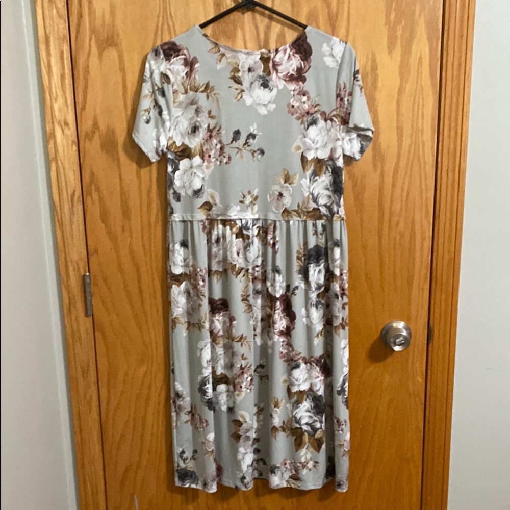 Les Amis Floral Dress with Short Sleeves - Picture 4 of 5